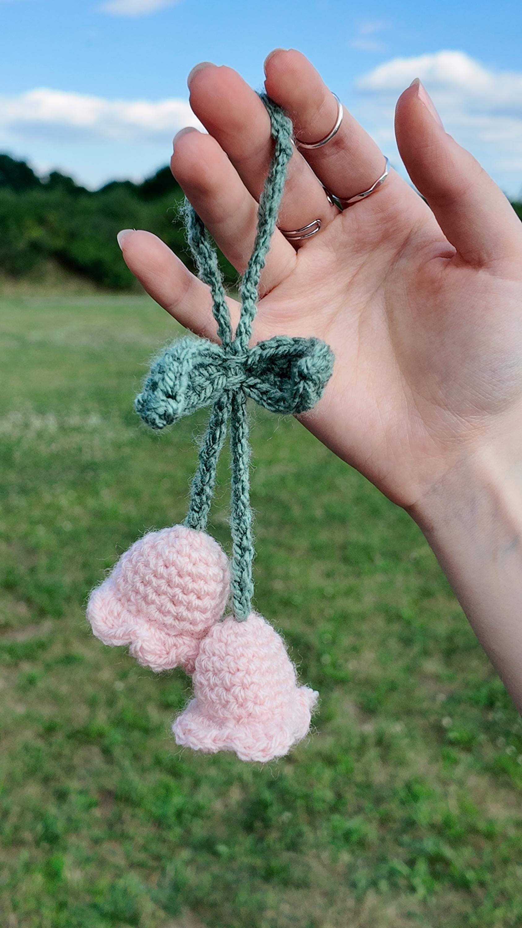 Gehäkelter Blumenanhänger - Maiglöckchen Gehäkelter Blumenanhänger - Maiglöckchen von GigglesandGhosts