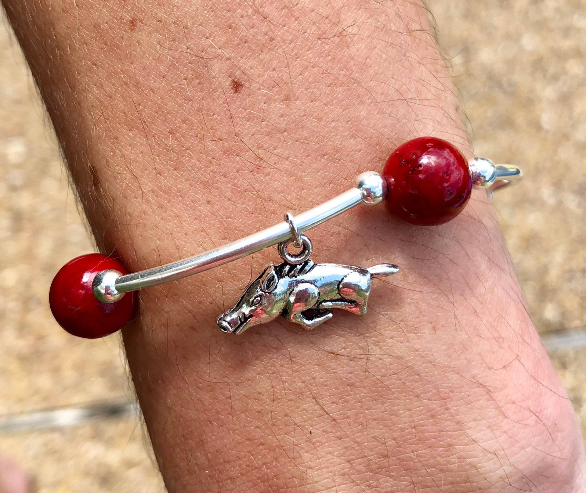 Rotes Rasiermesser Mit Schweinchen Charm Armband Rotes Rasiermesser Mit Schweinchen Charm Armband von GigiBCompany