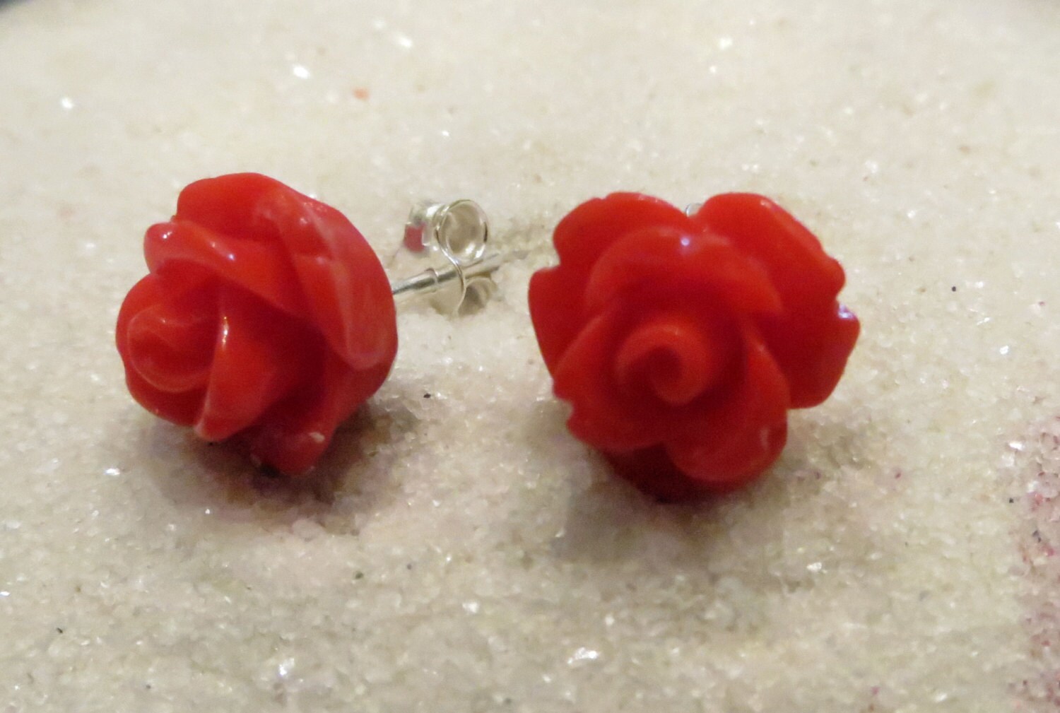 Kleine Rote Rose Ohrringe, Silber Schmuck, Floraler Schmuck, Minimalistisch Kleine Rote Rose Ohrringe, Silber Schmuck, Floraler Schmuck, Minimalistisch von GigiDaisyCharms