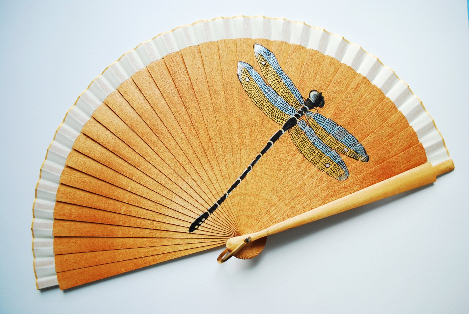 Fächer, Handbemalt. Libelle. Kostenloser Versand - Handbemalter Fächer „Dragon Fly" Fächer, Handbemalt. Libelle. Kostenloser Versand - Handbemalter Fächer „Dragon Fly" von GigiHandFans