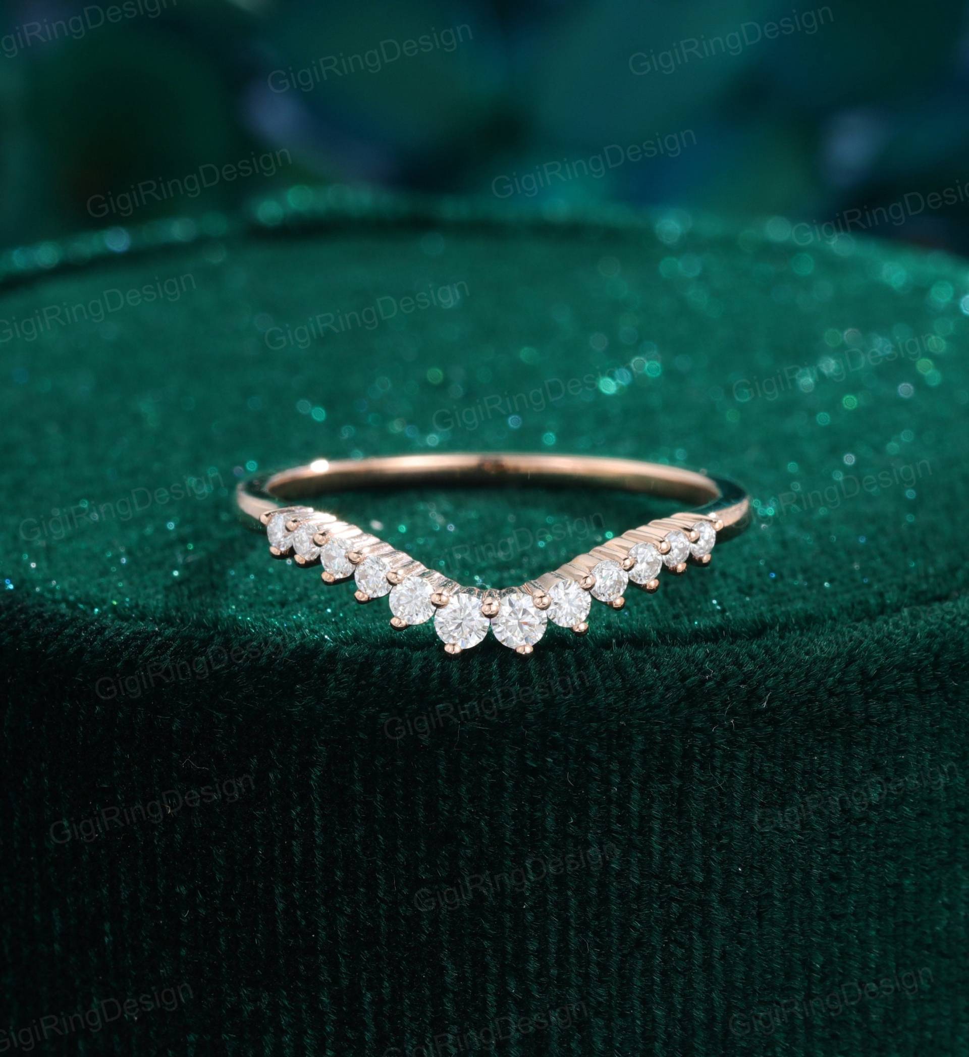 Einzigartiges Moissanit Ehering Geschwungener Diamant Vintage Rosegold Hochzeitsband Passende Band Braut Versprechen Jubiläumsgeschenk von GigiRingDesign