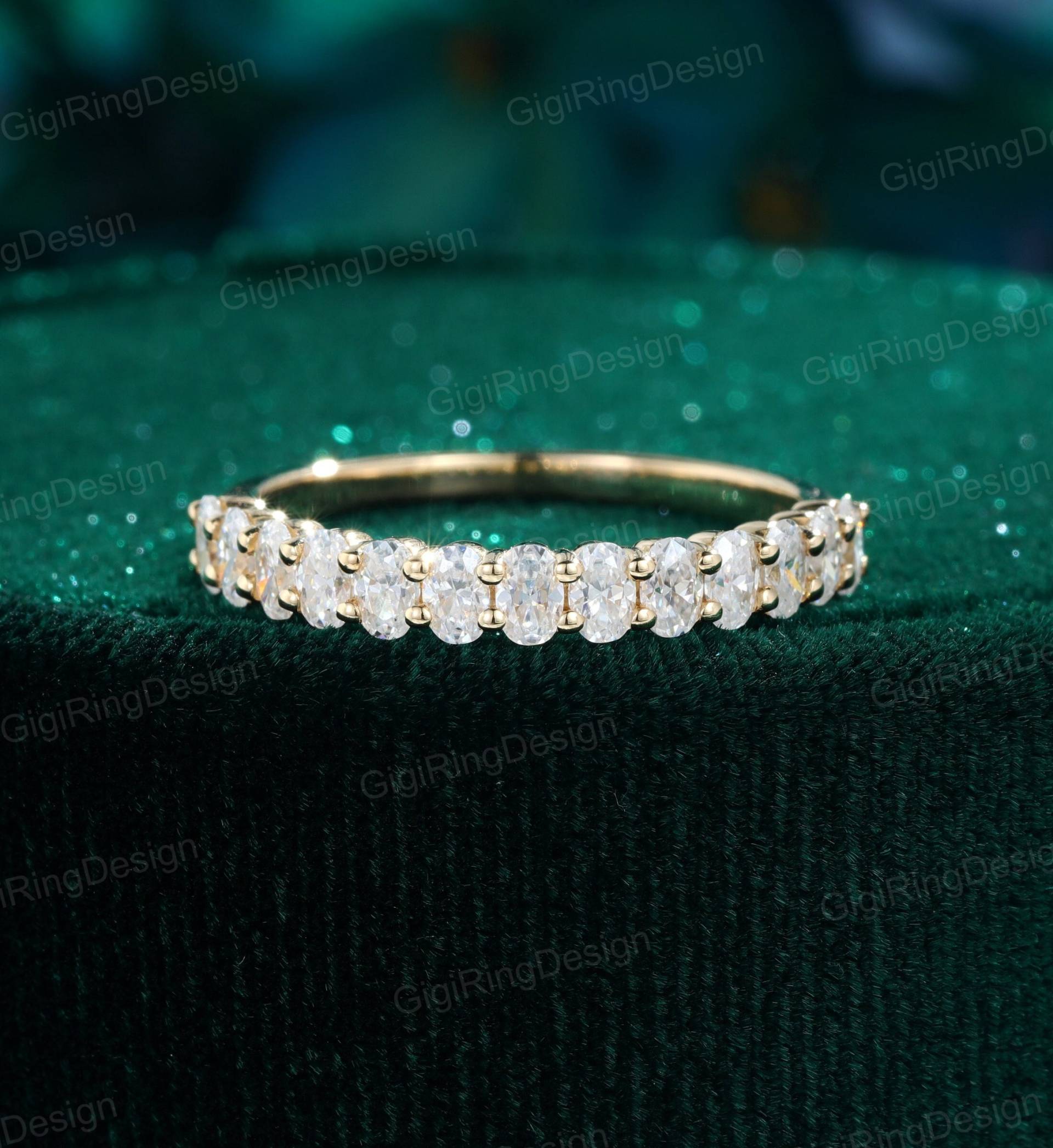 Ovale Moissanit Ehering Damen Ring Unikat Gelbgold Zarte Braut Stapelring Jahrestag Für Sie von GigiRingDesign