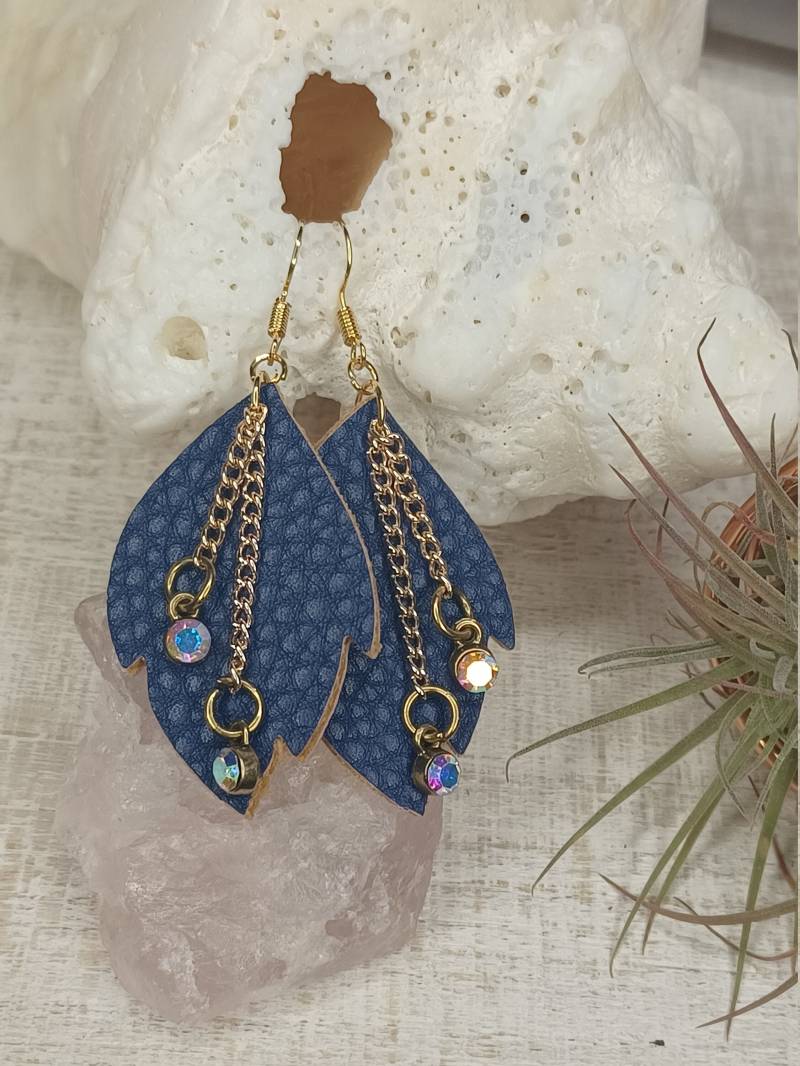 Handgemachte Dunkelblaue Kunstleder Blatt Ohrringe Mit Goldkette Edelstein Detail von GigiRoseDesignHouse