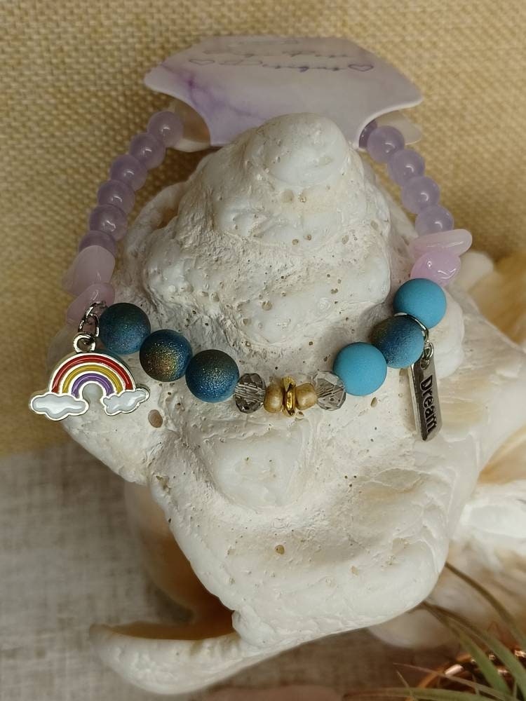 Handgemachtes Kinderarmband Mit Blauen Und Lila Perlen Regenbogen Traum Charm von GigiRoseDesignHouse