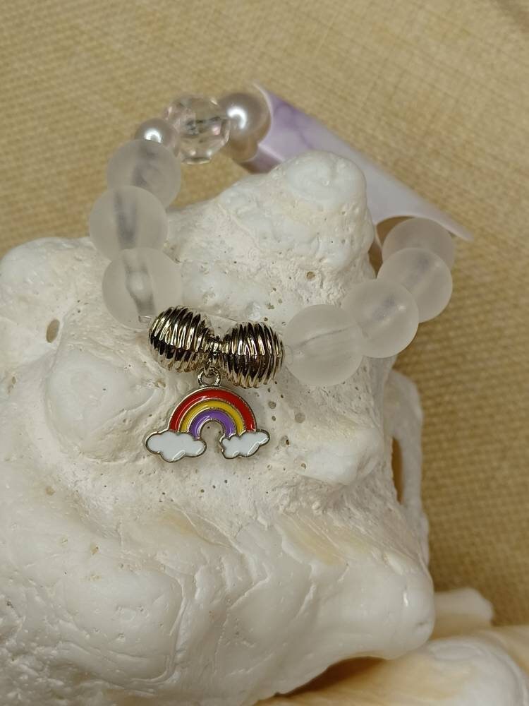 Handgemachtes Kinderarmband Mit Regenbogen Anhänger von GigiRoseDesignHouse