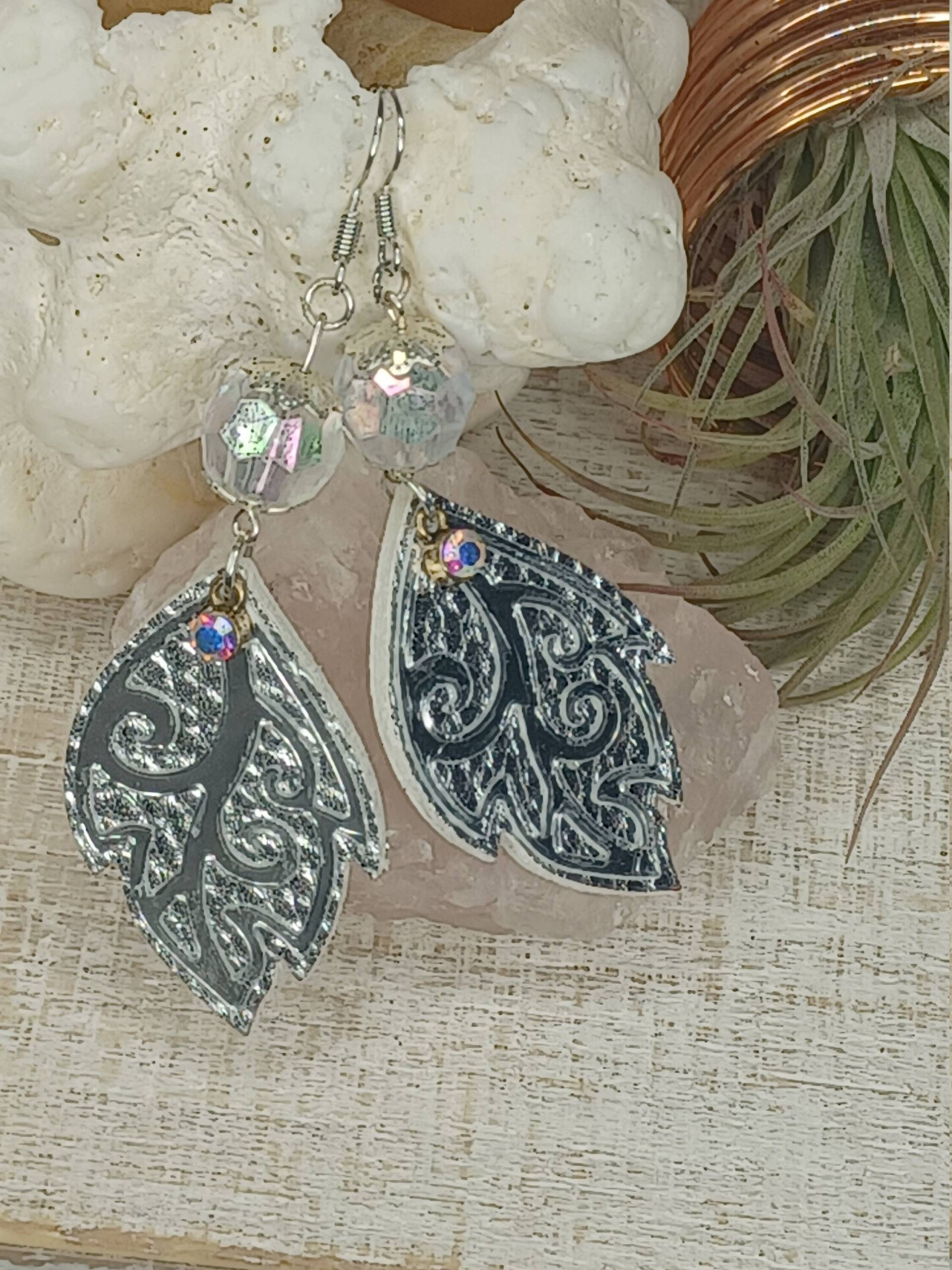 Handgemachtes Silber Kunstleder Blatt Mit Silbernen Filigranen Details Und Prisma Perlen Akzent Ohrringe Handgemachtes Silber Kunstleder Blatt Mit Silbernen Filigranen Details Und Prisma Perlen Akzent Ohrringe von GigiRoseDesignHouse