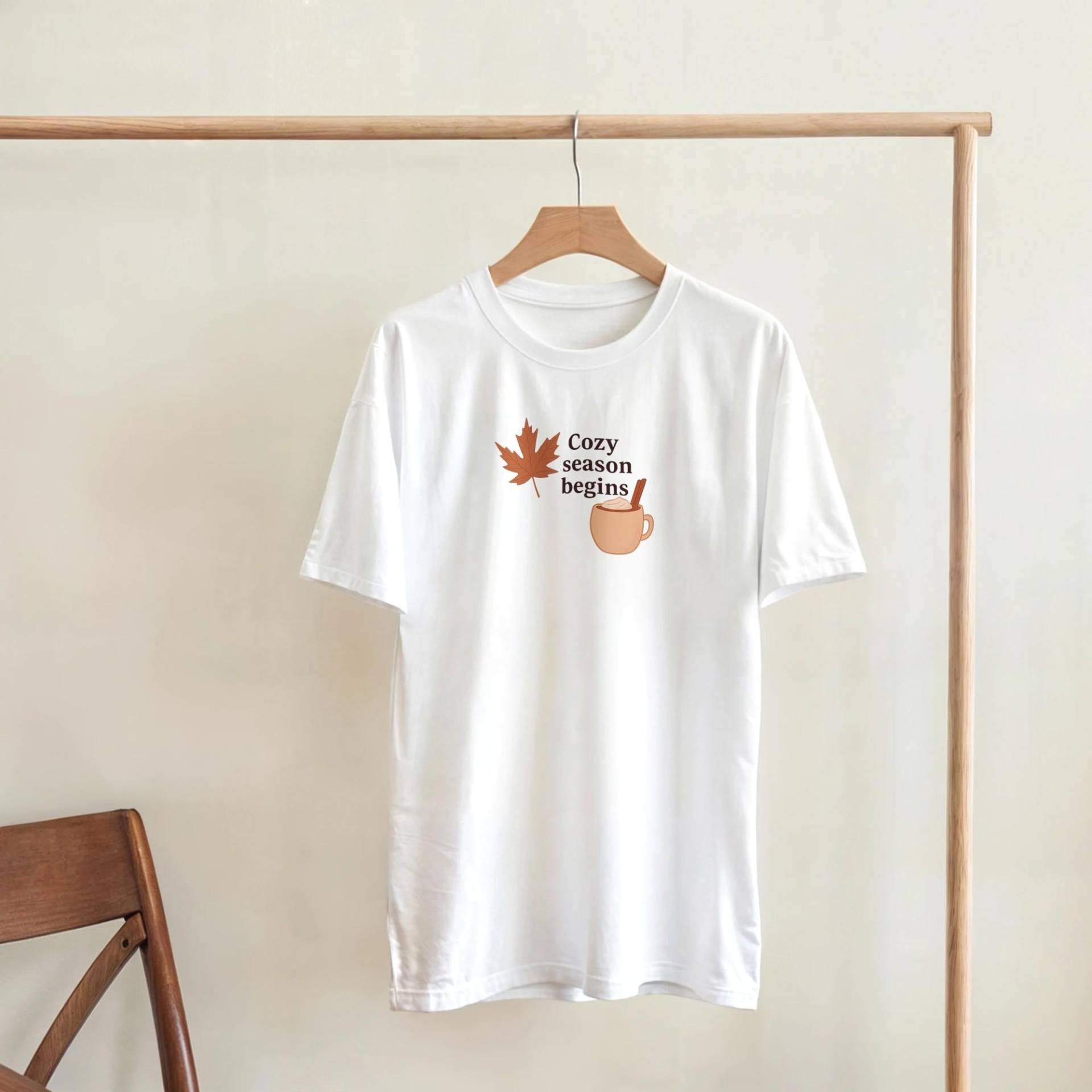 Cozy Season Begins T-Shirt - Herbst Fall T-Shirt Halloween T Shirt Cozy Season Begins T-Shirt - Herbst Fall T-Shirt Halloween T Shirt von GikuWear