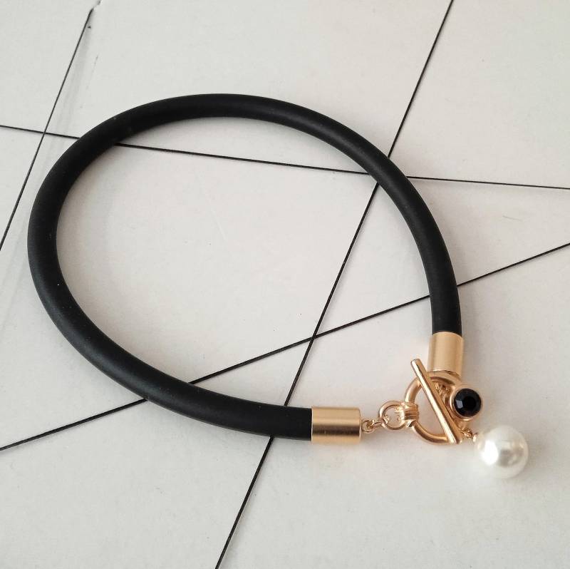 statement Halskette Für Frauen Mit Knebelverschluss Und Tropfenperle, Chunky Einzelperlenkette, Schwarz-Gold Perlentropfenkette von GilPashutDesigns