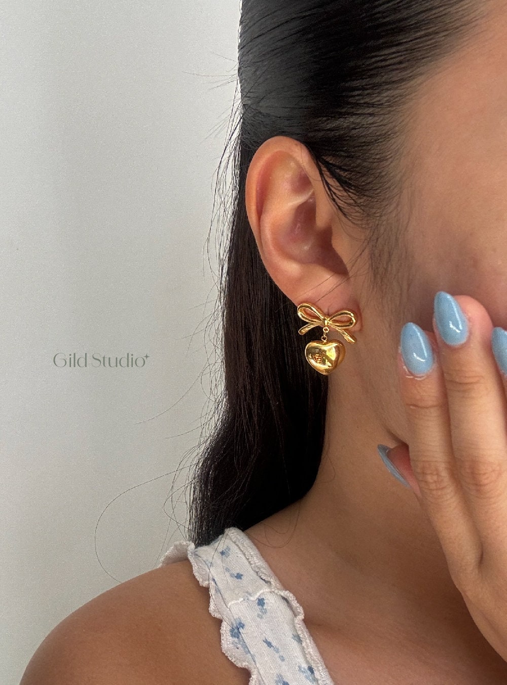 Vergoldete Herz Schleife Huggie Ohrringe - Gold Band Zierliche Kokette Geschenk Für Sie Vergoldete Herz Schleife Huggie Ohrringe - Gold Band Zierliche Kokette Geschenk Für Sie von GildStudioUK