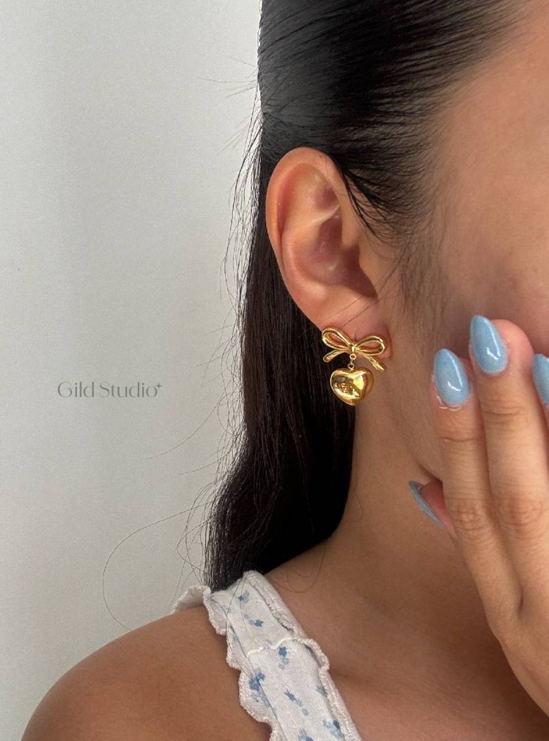 Vergoldete Herz Schleife Huggie Ohrringe - Gold Band Zierliche Kokette Geschenk Für Sie Vergoldete Herz Schleife Huggie Ohrringe - Gold Band Zierliche Kokette Geschenk Für Sie von GildStudioUK