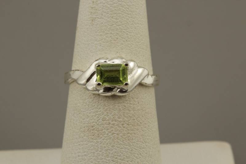 Cw Sterling Silber Peridot Ring Signiert Größe 5.5 von GildedAgeJewels