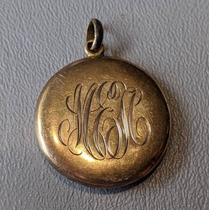 Edwardian Monogrammed "Meh" Medaillon - Antik Gold Filled Rund Gravierter Anhänger Bild Medaillon-Um 1900 von GildedAgeJewels