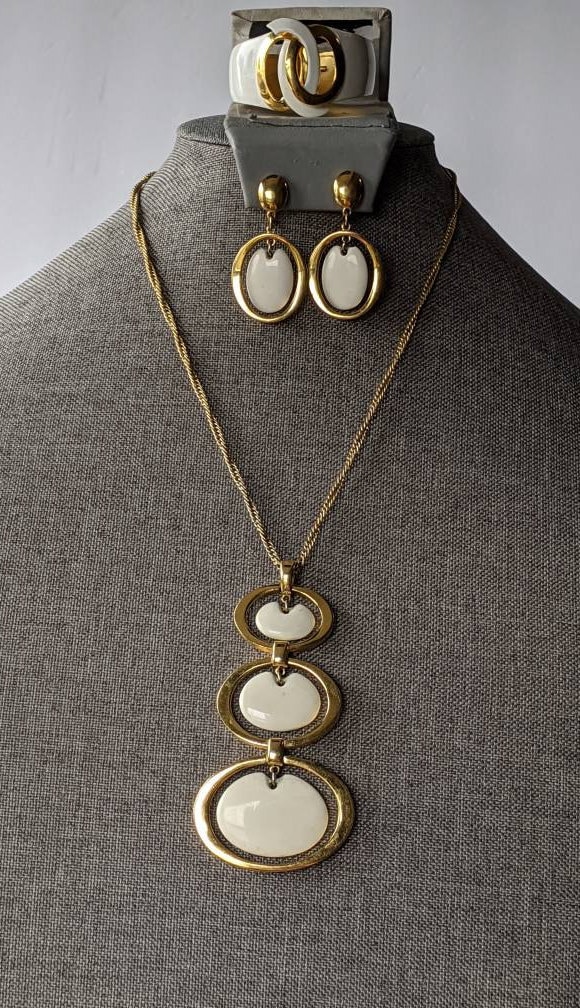 Krone Trifari Emaille Mod Parure Set-Vintage 1970Er Jahre Ära Modernist Schmuck-Designer Signiert Halskette Armband Ohrringe von GildedAgeJewels