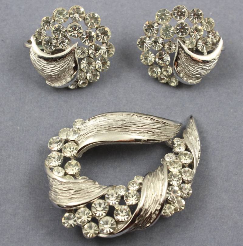 Vintage Krone Trifari Set - Strass Brosche Ohrringe Demi Parure Signiert Trafari von GildedAgeJewels