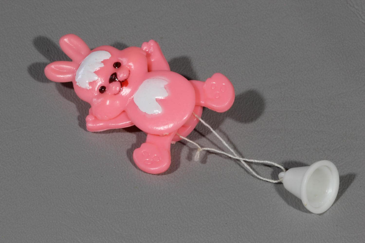 Vintage Osterhase, Anstecknadel Bewegliche Kunststoff Brosche, Rosa & Weiß von GildedAgeJewels