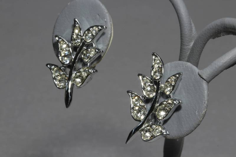 Vintage Sarah Coventry Strass Blatt Ohrringe, 1960S Figürliche Ohrclips von GildedAgeJewels