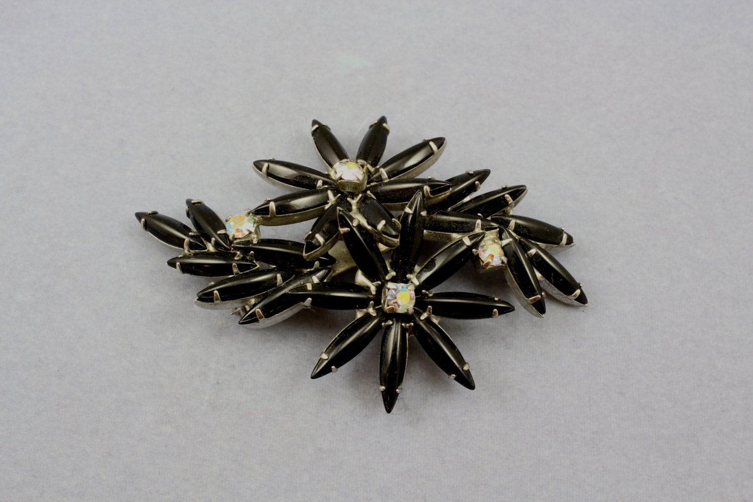 Vintage Unsignierte Schwarze Schlanke Navette Aurora Borealis Strass Brosche Pin von GildedAgeJewels