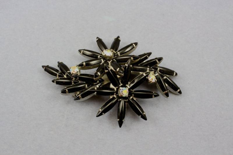 Vintage Unsignierte Schwarze Schlanke Navette Aurora Borealis Strass Brosche Pin von GildedAgeJewels