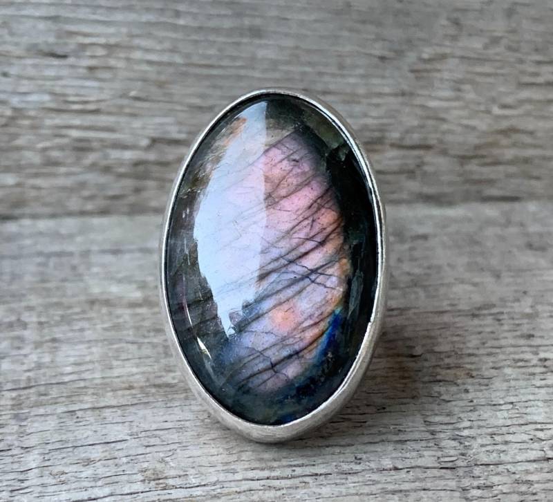Atemberaubender Großer Oval Lila Pfau Blitz Labradorit Sterling Silber Ring | Schutzstein Größe 8-8.5 von GildedBug