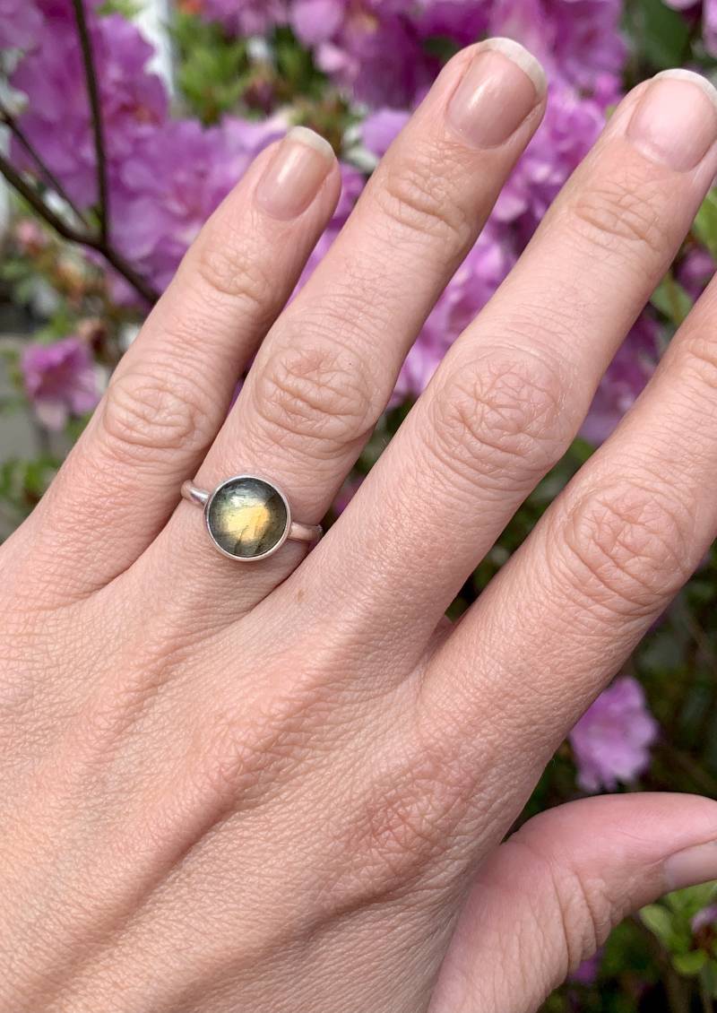 Auffälliger Runder Labradorit-sterlingsilberring | Labradorit Ring Energie Schutzstein Verlobungsring von GildedBug