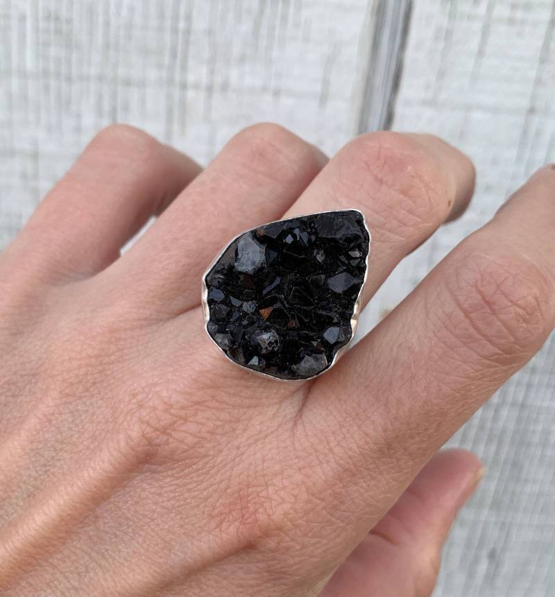 Edgy Birnenförmige Schwarzer Kristall Onyx Druzy Sterling Silber Ring | Wippe Boho Goth Roher Stein von GildedBug