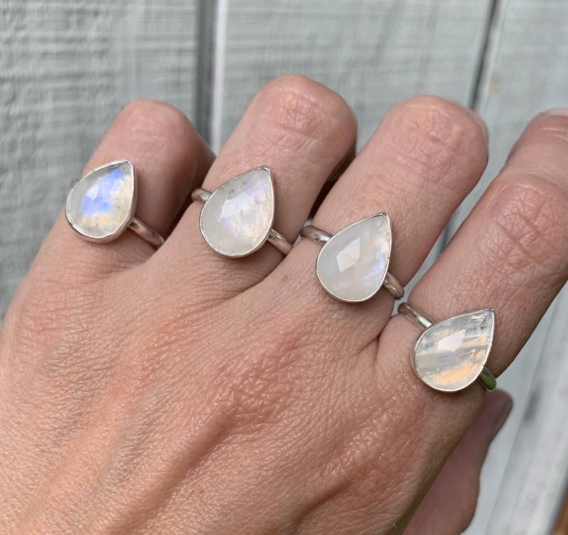 Elegant Schön Tropfen Oder Birne Form Mondstein Sterling Silber Ring | Weißer Stein Boho-Ring von GildedBug