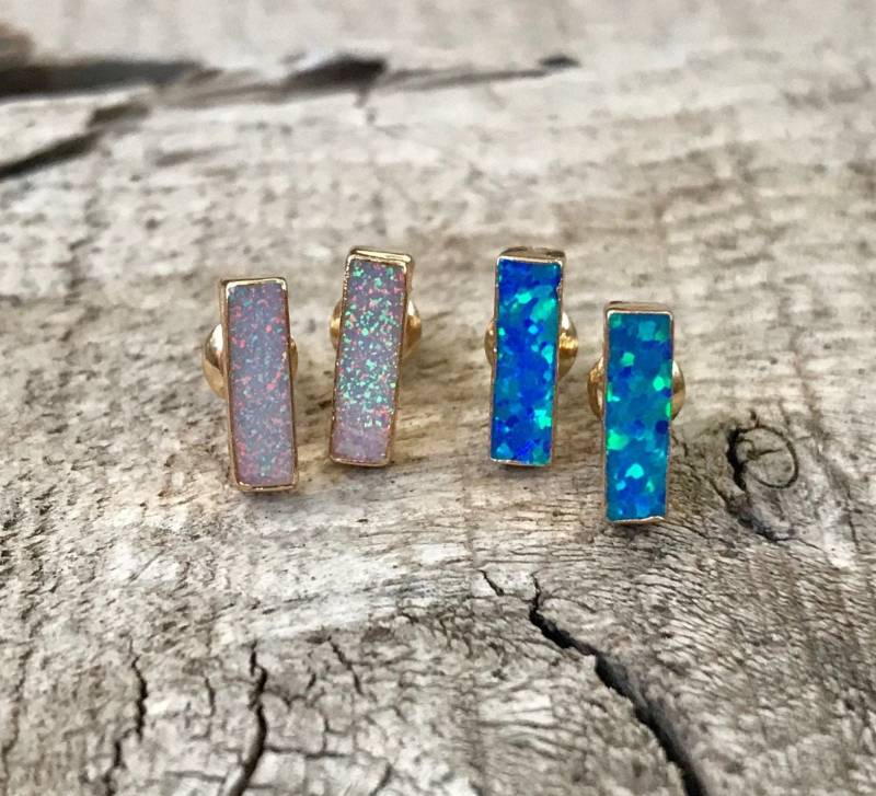 Elegante Bar Opal Goldohrringe | Ohrstecker Weiße Ohrringe Blaue Boho Hochzeitsschmuck Brautjungfer Schmuck von GildedBug