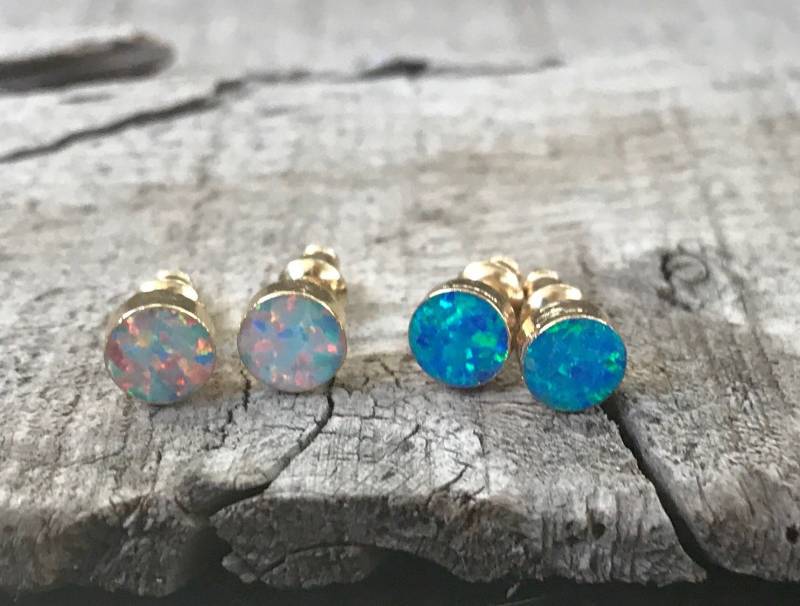 Elegante Runde Gold Opal Ohrstecker | Weiße Ohrringe Blaue Boho Hochzeitsschmuck Brautjungfer Schmuck von GildedBug