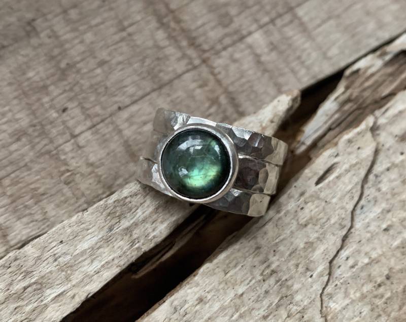 Eleganter Blauer Auffälliger Labradorit-Trio-Ring Aus Sterlingsilber Gehämmertes Band-Trio | Verlobungsring Hochzeit Boho Labradorit Stapelring von GildedBug