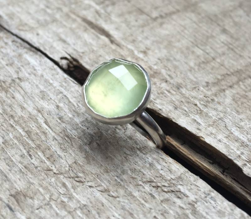 Eleganter Boho Rocker Schicker Facettierter Prehnit Solitär Ring | Wippe Auf Bestellung Facettierter von GildedBug