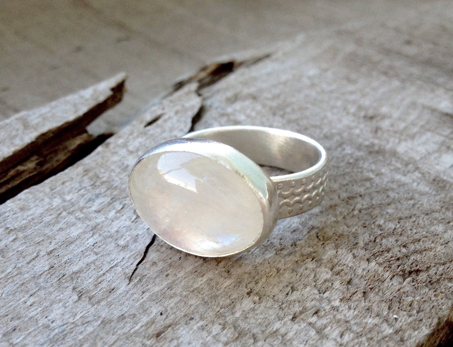Eleganter Horizontaler Großer Oval Weißer Regenbogen Mondstein Mit Sterling Silber Gemusterte Ringschiene | Stein Ring Boho-Ring Eleganter Horizontaler Großer Oval Weißer Regenbogen Mondstein Mit Sterling Silber Gemusterte Ringschiene | Stein Ring Boho-Ring von GildedBug