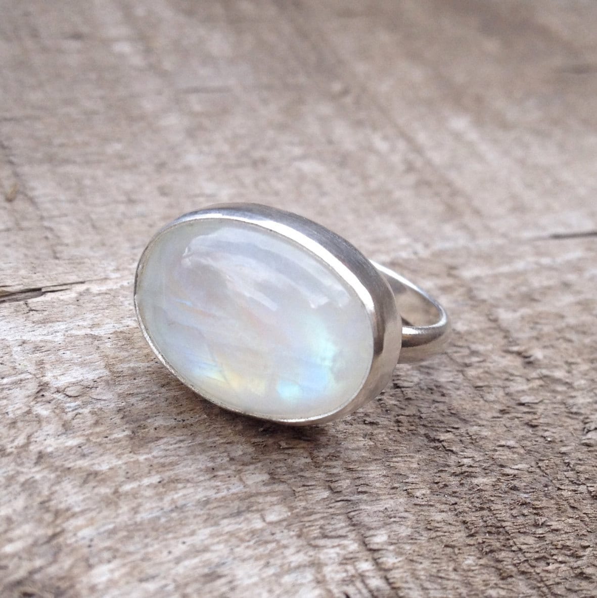 Eleganter Horizontaler Großer Oval Weißer Regenbogen Mondstein Sterling Silber Statement Ring | Juni Geburtsstein Eleganter Horizontaler Großer Oval Weißer Regenbogen Mondstein Sterling Silber Statement Ring | Juni Geburtsstein von GildedBug