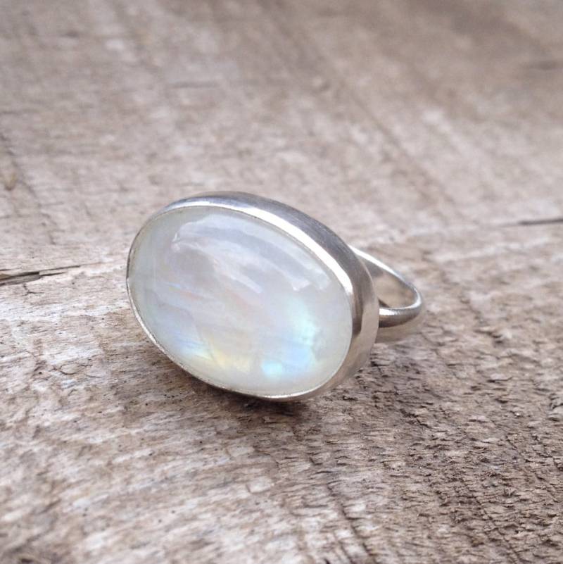 Eleganter Horizontaler Großer Oval Weißer Regenbogen Mondstein Sterling Silber Statement Ring | Juni Geburtsstein von GildedBug