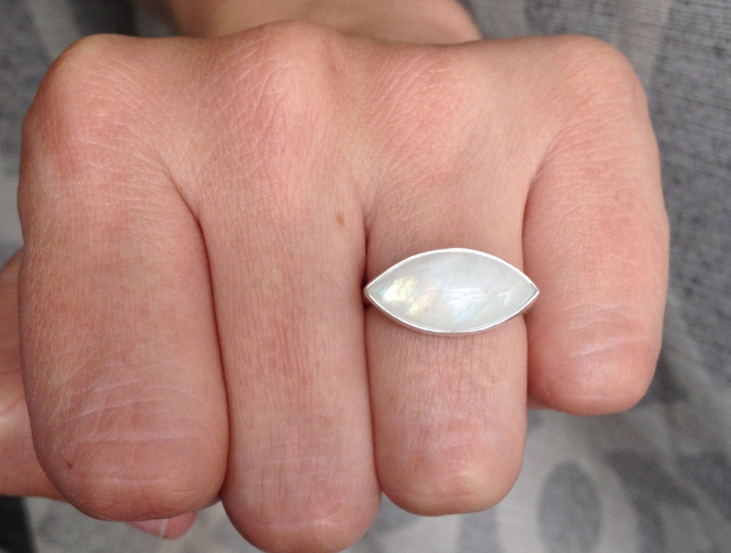 Eleganter Horizontaler Marquise Mondstein Sterling Silber Ring | Augenförmige Juni Geburtsstein Boho Wippe Unikat Eleganter Horizontaler Marquise Mondstein Sterling Silber Ring | Augenförmige Juni Geburtsstein Boho Wippe Unikat von GildedBug
