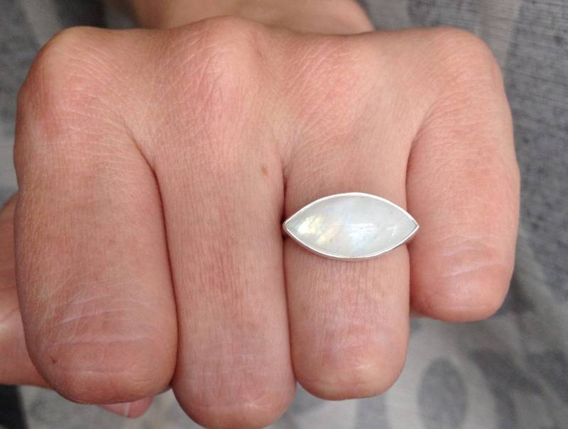 Eleganter Horizontaler Marquise Mondstein Sterling Silber Ring | Augenförmige Juni Geburtsstein Boho Wippe Unikat von GildedBug