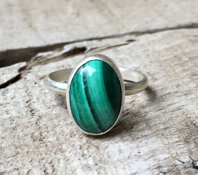 Eleganter Kleiner Ovaler Smaragd Grüner Malachit Sterling Silber Ring | Edelstein Geschenke Für Sie Vergoldete Solitaire von GildedBug