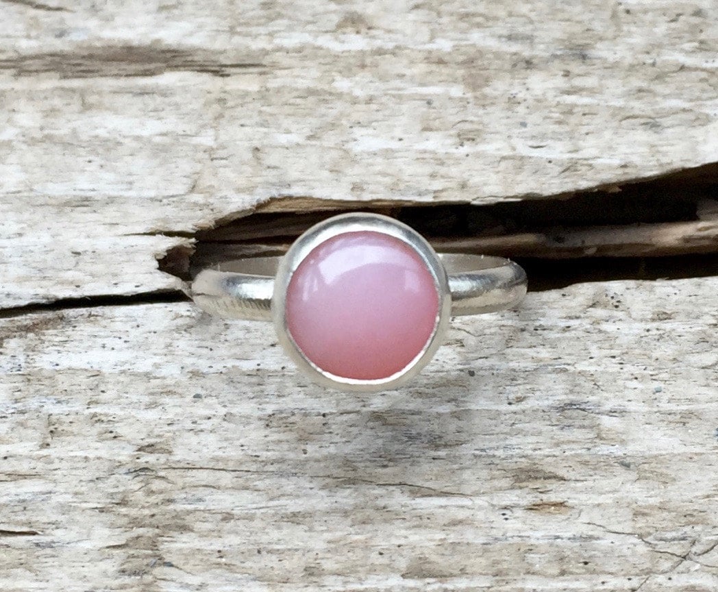 Eleganter Minimalist Rosa Opal Solitär Sterling Silber Ring von GildedBug