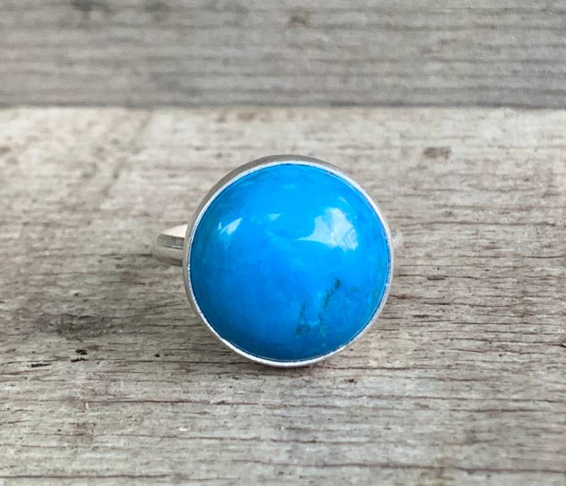 Eleganter Minimalist Runder Kobalt Blau Howlith Sterling Silber Ring von GildedBug