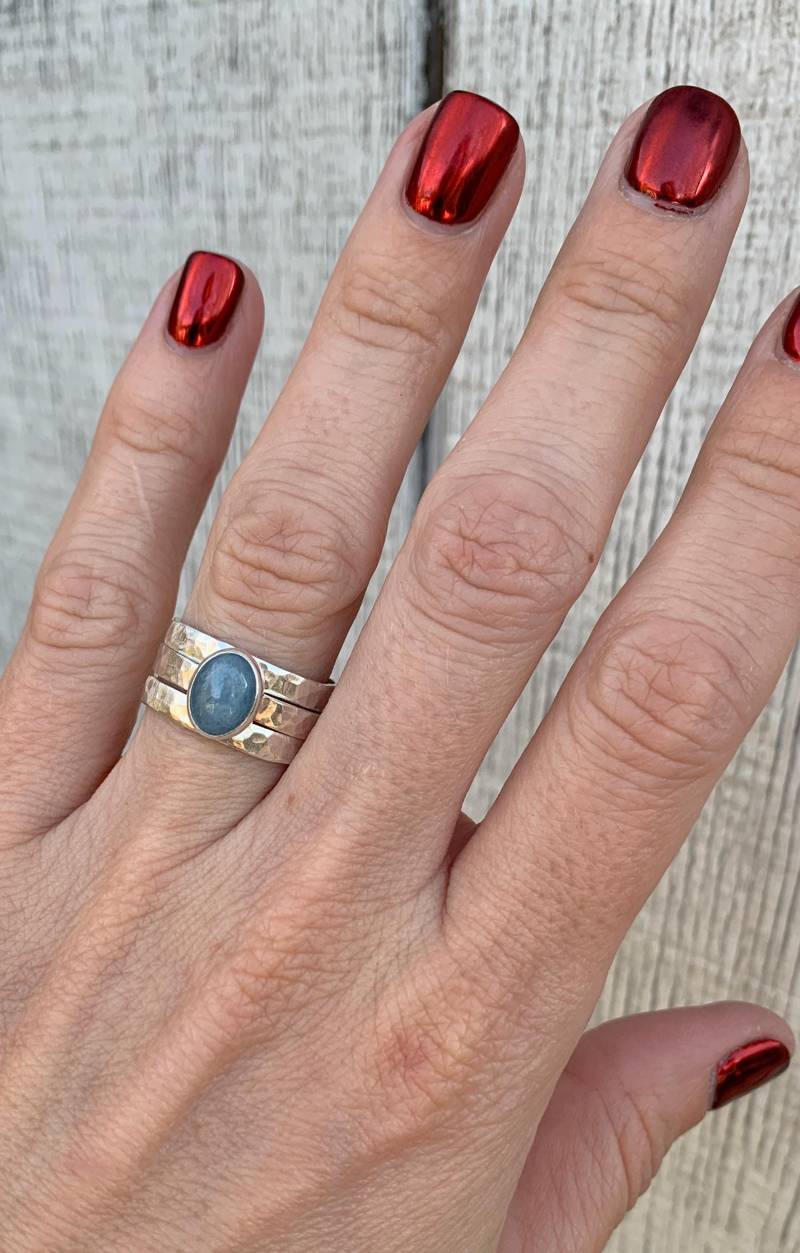 Eleganter Oval Blauer Aquamarin Gehämmerter Band Trio Sterling Silber Ring | Stapelring Geburtsstein Boho Hochzeit von GildedBug