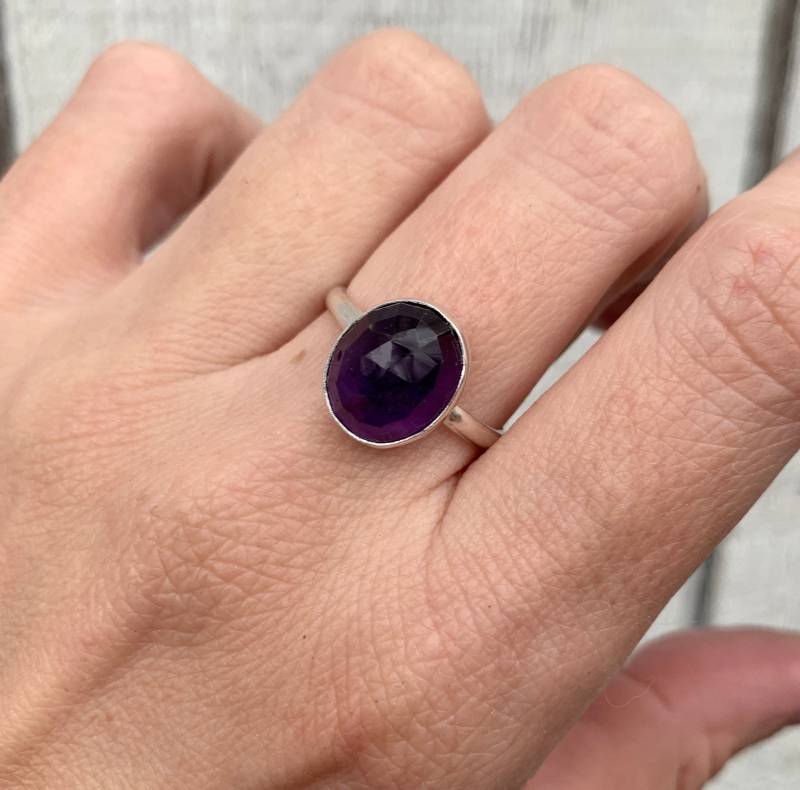 Eleganter Oval Facettierter Lila Amethyst Geburtsstein Sterlingsilber Boho Spiritueller Ring | Heilender Kristall Wippe von GildedBug