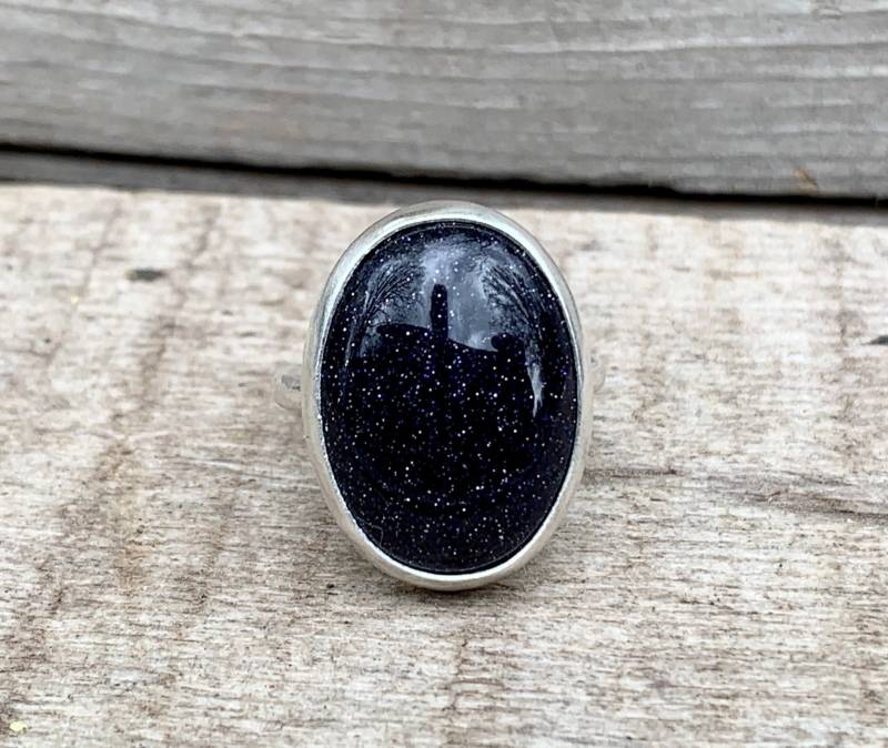 Eleganter Ovaler Ring Aus Dunkelblauem Sandstein in Sterlingsilber | Glitzernder Blauer Edelstein Fee Boho Schmuck Geschenke Für Sie von GildedBug