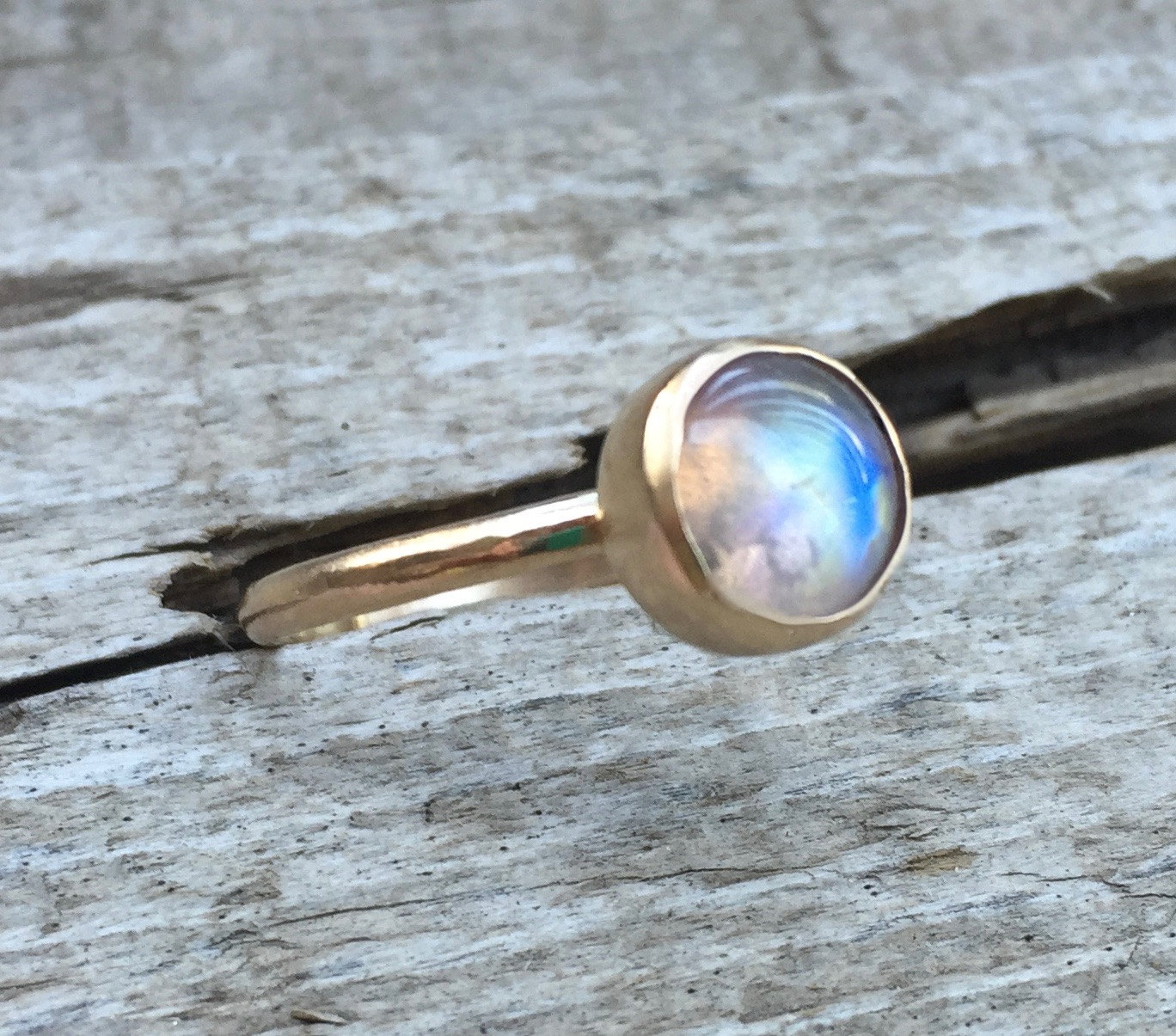 Eleganter Solitär Mondstein Prehnit Chalcedon Rubin Labradorit Oder Saphir 8 Mm Runder Geburtsstein Ring in 14 Karat Gold Eleganter Solitär Mondstein Prehnit Chalcedon Rubin Labradorit Oder Saphir 8 Mm Runder Geburtsstein Ring in 14 Karat Gold von GildedBug