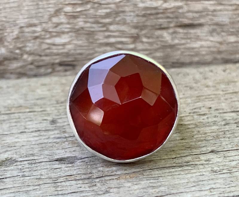 Eleganter Statement Facettierter Würfelschliff Rosenschliff Blutroter Runder Karneol Ring in Sterling Silber | Juli Geburtsstein Roter Edelstein von GildedBug