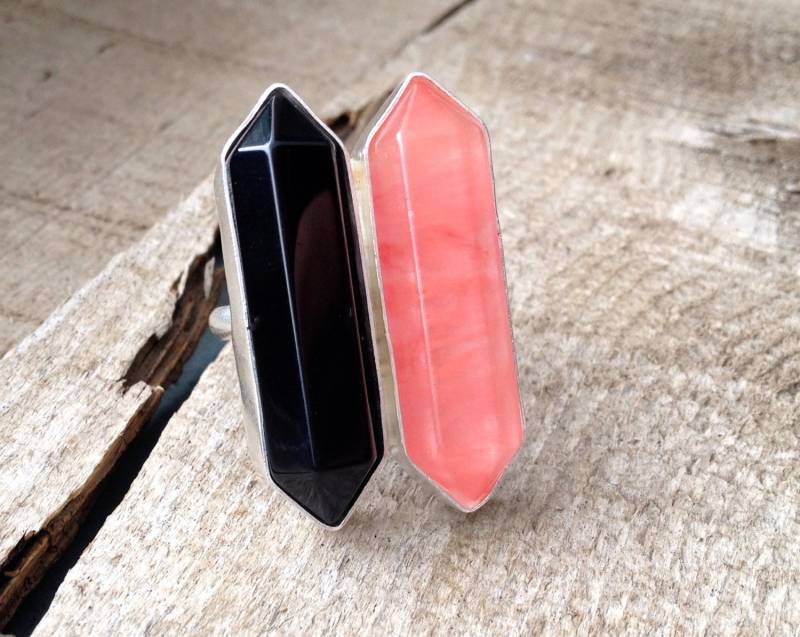 Glam Rock Hexagon Schwarzer Achat Und Kirsch-Rosenquarz Zauberstab Doppelender Ring in Sterling Silber von GildedBug
