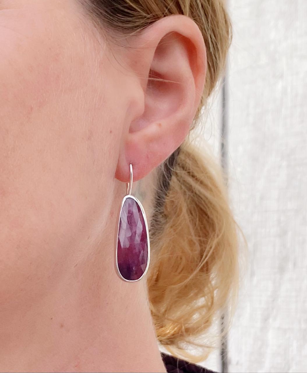 Große, Freie Form, Roher Saphir, Sterlingsilber Ohrringe | September Geburtsstein Rohstein Geschenke Für Sie von GildedBug