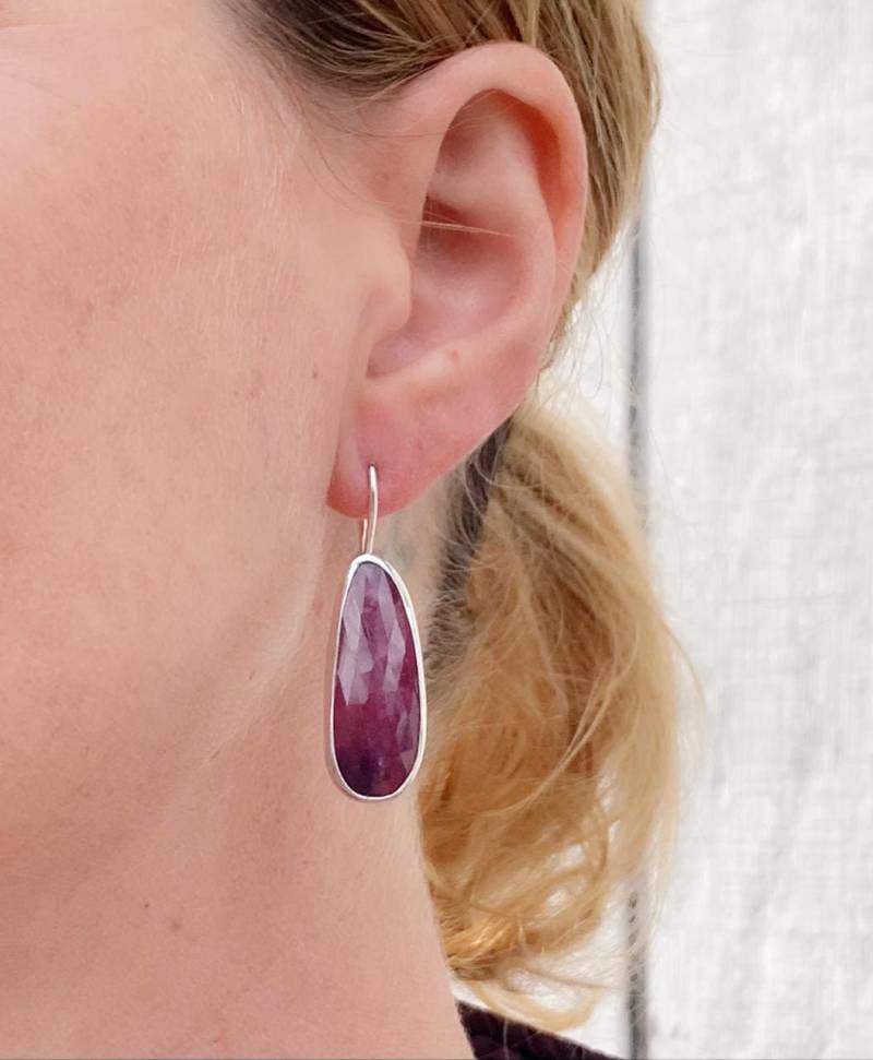 Große, Freie Form, Roher Saphir, Sterlingsilber Ohrringe | September Geburtsstein Rohstein Geschenke Für Sie von GildedBug