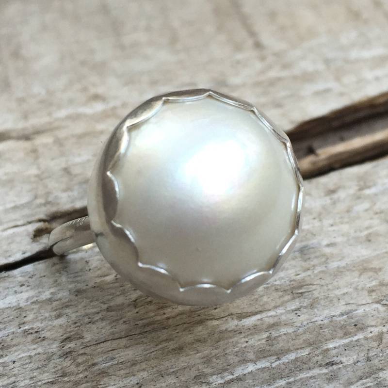 Große Elegante Weiß Rosa Grau Oder Blau Mabe Perle Aaa in Sterling Silber Mit Gezähnter Lünette Boho | Meerjungfrau Schmuck Juni Geburtsstein von GildedBug