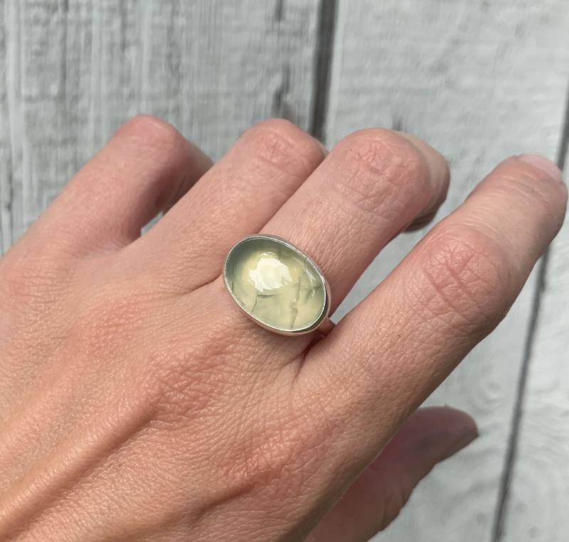 Großer Ovaler Apfelgrüner Prehnit Halbedelstein Sterling Silber Ring | Grüner Edelstein Liebesstein Geschenke Für Sie von GildedBug