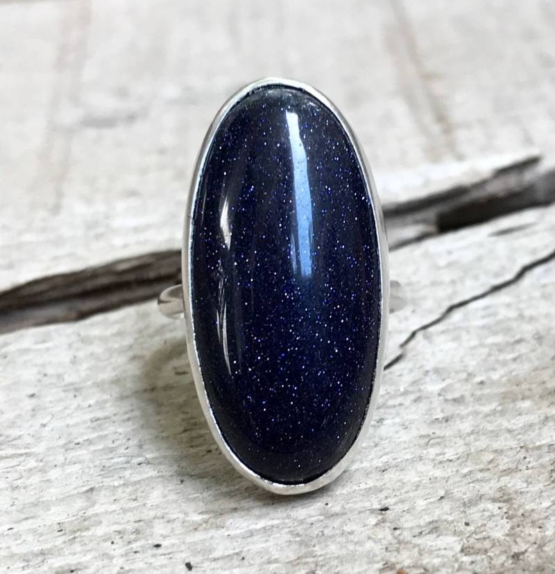 Großer Ovaler Blauer Funkelnder Sandstein-Statement-Ring Aus Sterlingsilber | Blauer Sandstein Ring Silber Boho Wippe Funkelnder Stein von GildedBug