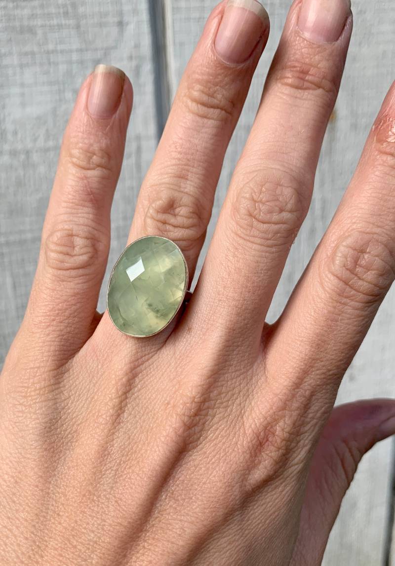 Großer Ovaler Facettierter Apfelgrün-Schwarzer Nadeln Prehnit Sterling Silber Statement Ring | Vergoldete Grüner Edelstein von GildedBug